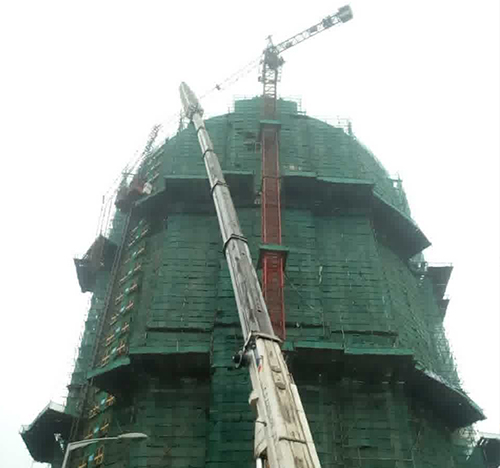 牟定吊车在工地上作业